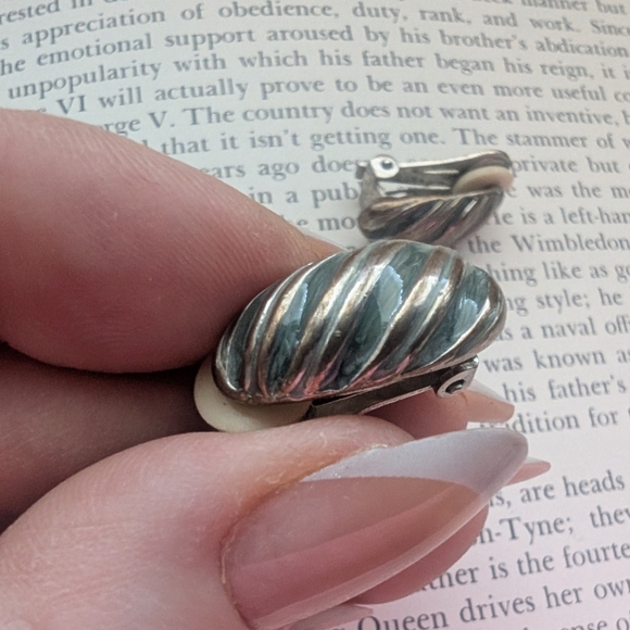 Silver and Cream Men's Cufflinks - Picture 4 of 6